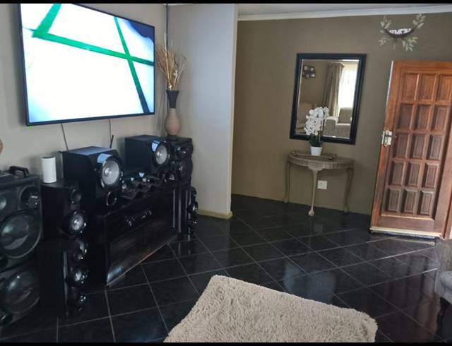 3 BEDROOM PROPERTY TO RENT IN HELIKONPARK